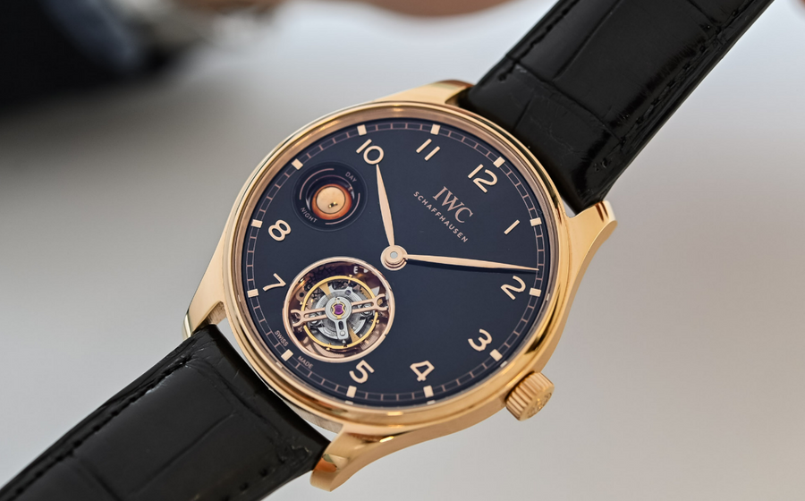 Reloj con mecanismo visible