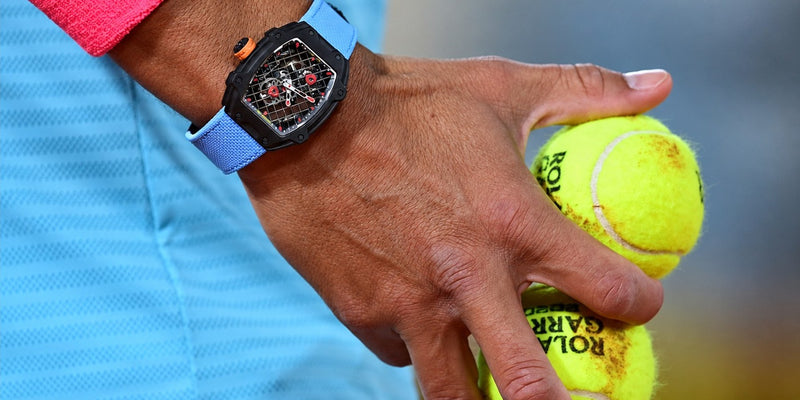 Rafael Nadal mit der Richard Mille RM 27-04 am Handgelenk und Tennisbällen von Roland Garros